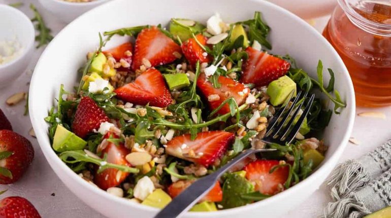 Avocats congélation fraises Farro Idée recette Repas sain Salade composée Vinaigrette 