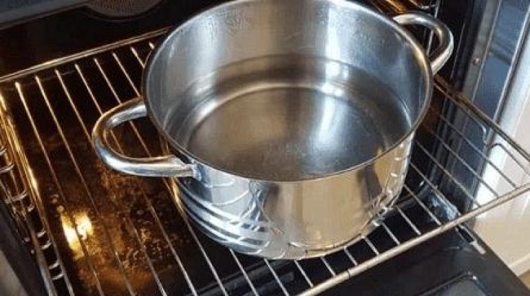 Astuces ménagères bicarbonate de soude Entretien cuisine Nettoyage four Nettoyant professionnel Produits naturels vinaigre blanc 