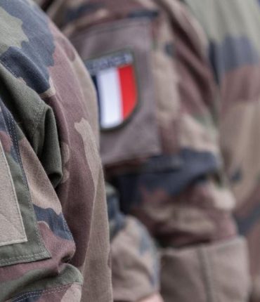 Défense : pourquoi l&rsquo;Armée française ouvre désormais ses rangs aux femmes de plus de 50 ans (et combien elles gagnent)