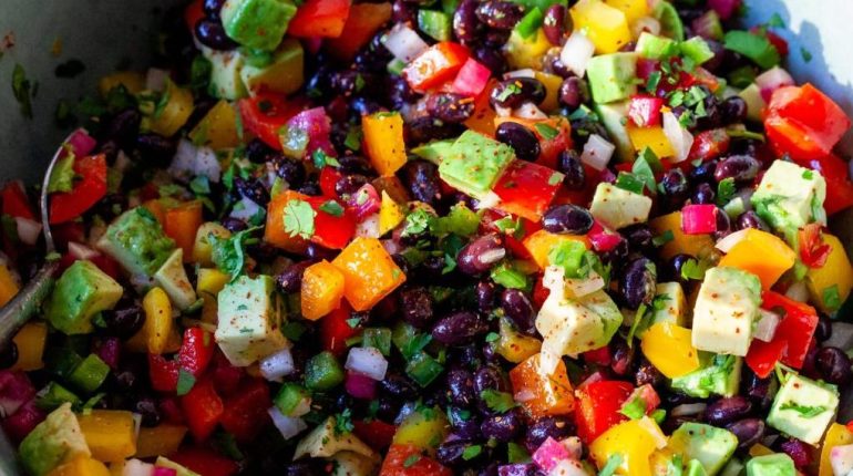 Alimentation végétarienne Alysson Paradis Avocats Cinéma mexicain Haricots noirs Idée recette Salade composée 