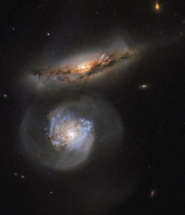 Signal cosmique record : un télescope sud-africain détecte un mégamaser vieux de 8 milliards d&rsquo;années grâce à une lentille gravitationnelle naturelle