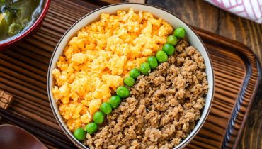 Soboro Don : la technique japonaise des baguettes multiples qui transforme le poulet haché en miettes parfaites