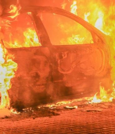 Accident mortel dans l&rsquo;Ain : deux jeunes de 19 ans décèdent piégés dans leur véhicule en flammes après avoir percuté un bâtiment