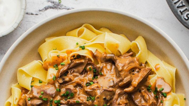 Bœuf Stroganoff champignons Choux à la crème Cuisine lente Plat mijoté Recette de bœuf Robot culinaire 
