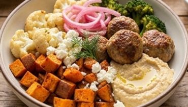 Boulettes de Dinde Méditerranéennes, Légumes Rôtis et Hummus : Le Bowl qui Rend Accro