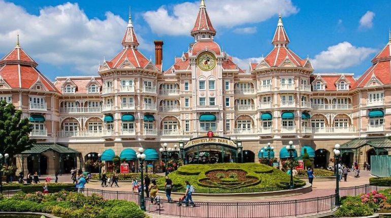 Cumul Emploi-Retraite Disneyland Paris Parcs à thèmes Recrutement Reine des Neiges Tourisme 