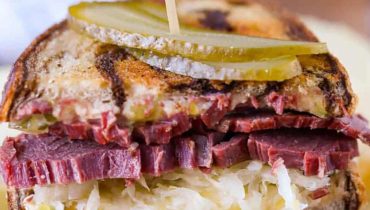 Reuben Sandwich : comment réussir le croustillant parfait en 20 minutes avec cette technique de cuisson à feu moyen-doux