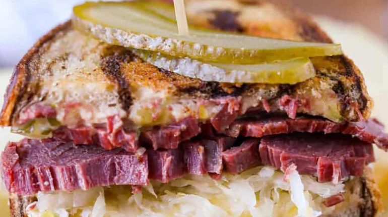 Astuce cuisine Bâtonnets de fromage Choucroute Club sandwich Corned beef Idée recette Plat rapide 
