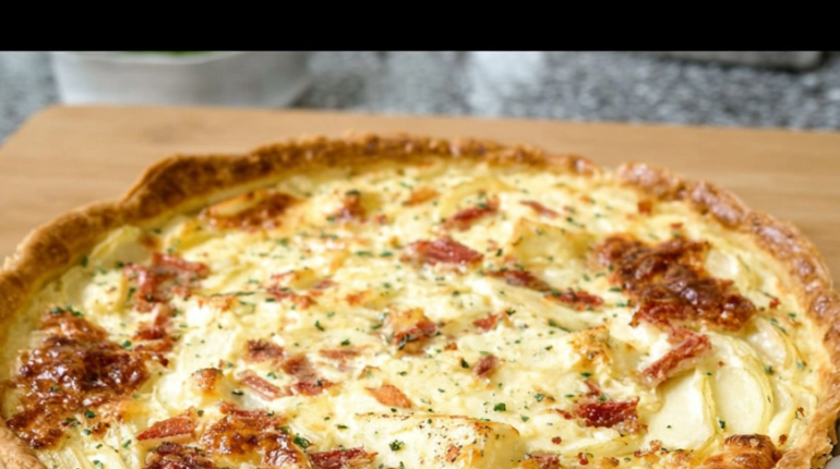 Camembert Cuisine française Oignons au four Plat réconfortant Pommes de terre Recette facile Tarte salée 