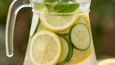 Eau infusée citron-concombre : la boisson détox fraîcheur à faire en 10 minutes Eau infusée citron-concombre : la boisson détox fraîcheur à faire en 10 minutes