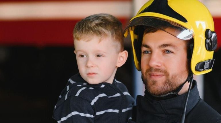 Actes de Courage Aide sociale à l'enfance Dîner en famille héros préférés Pompiers premiers secours 