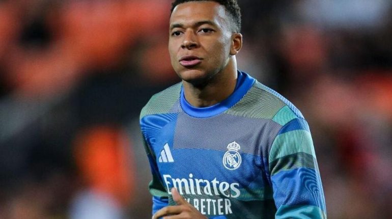 12 célébrités qui ont pu se réincarner sans même s’en rendre compte Abandon d'enfant Buzz football Kylian Mbappé les réseaux sociaux 