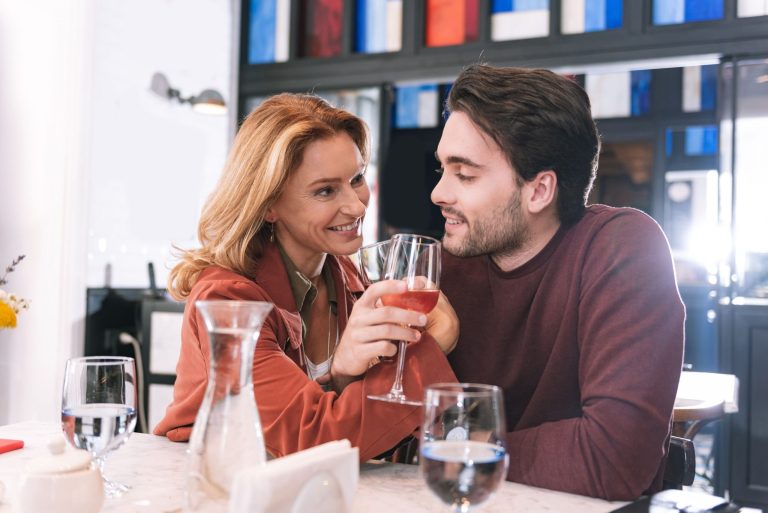 18 ans d'écart : à 41 ans, elle assume sa relation avec un homme de 23 ans et affronte le cyberharcèlement