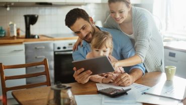 Allocation de rentrée scolaire 2026 : jusqu'à 466 € par enfant versés en août par la CAF