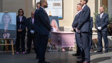 Brice de Nice Dîner en famille Émission de télé-réalité Incinération Inhumation Loana Obsèques 