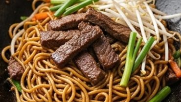 Beef Chow Mein : Nouilles Sautées au Bœuf comme au Wok Chinois Beef Chow Mein : Nouilles Sautées au Bœuf comme au Wok Chinois
