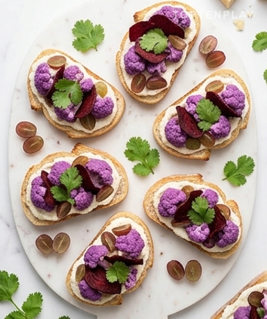Bruschettas mit violettem Blumenkohl, Rote-Bete-Chips und Parmesancreme