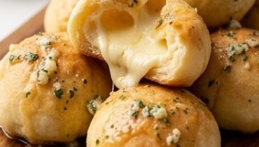Cheese bombs au beurre ail : la bouchée fromage-croustillante qui disparaît en 2 minutes