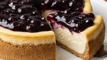 cheesecake-aux-myrtilles-fraiches-avec-croute-mais cover