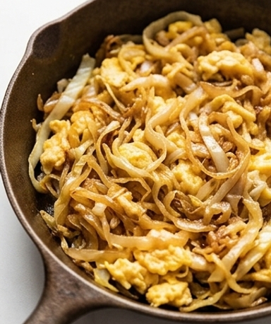 Chou Sauté aux Œufs Brouillés à l'Ail