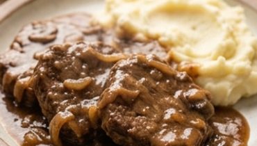 Cube Steaks à la Mijoteuse : La Viande Fondante et sa Sauce Brune Généreuse