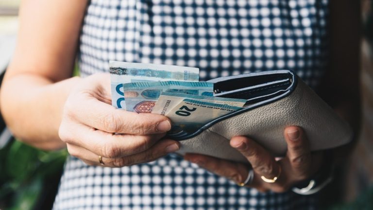Elles trouvent 1 300 € en liquide et appellent la police : leur geste touche l'Espagne
