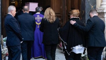 12 célébrités qui ont pu se réincarner sans même s’en rendre compte Deuil animalier Dîner en famille Émission de télé-réalité Loana Obsèques 