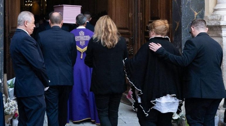 12 célébrités qui ont pu se réincarner sans même s’en rendre compte Deuil animalier Dîner en famille Émission de télé-réalité Loana Obsèques 