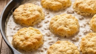 gratin-biscuits-gravy-a-la-poele-le-brunch-du-sud- cover