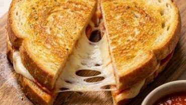 grilled-cheese-pizza-le-sandwich-fromage-fondu-fac cover