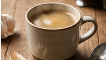 infusion-cafe-a-l-ail-la-boisson-qui-surprend-et-q cover