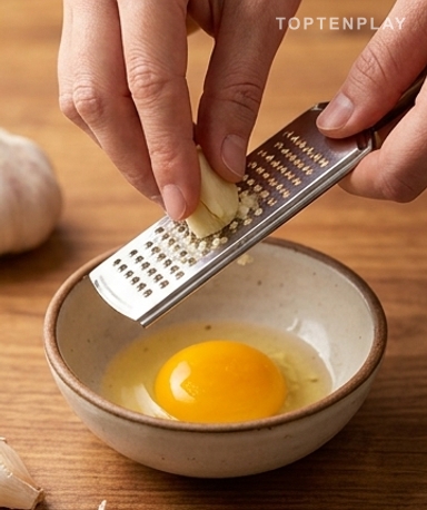 Zerdrücken Sie den Knoblauch, hacken Sie ihn nicht mit dem Messer