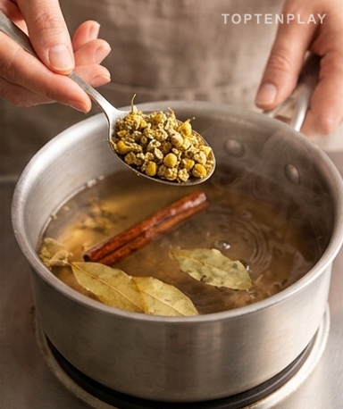 Zimt und Lorbeer in kaltes Wasser geben – nicht in heißes