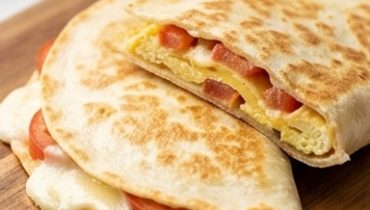 La Breakfast Quesadilla : œufs, tomates et mozzarella dans une tortilla croustillante