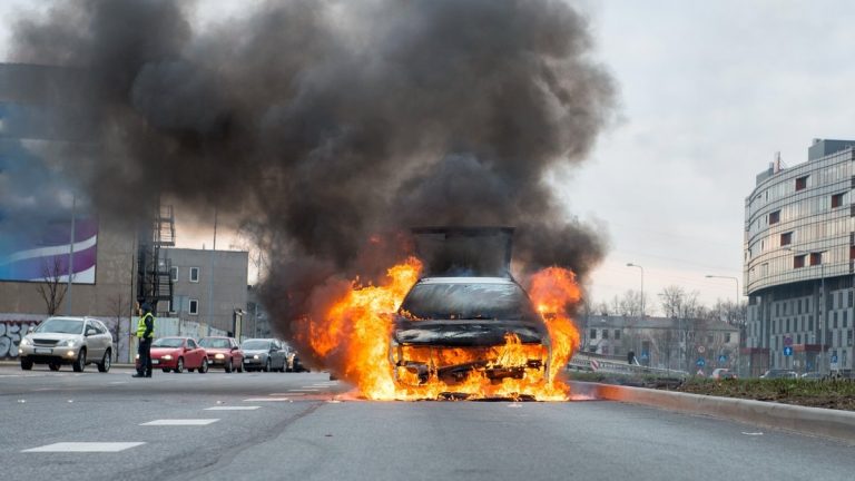 La Réole : un adolescent meurt dans sa voiture en feu, deux mineurs en urgence absolue