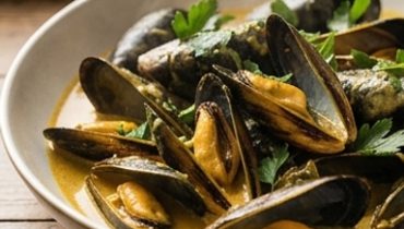 Mouclade Charentaise : Moules à la Crème Dorée au Curry