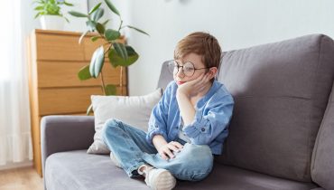 Enfant seul à la maison : ce que dit vraiment la loi en France