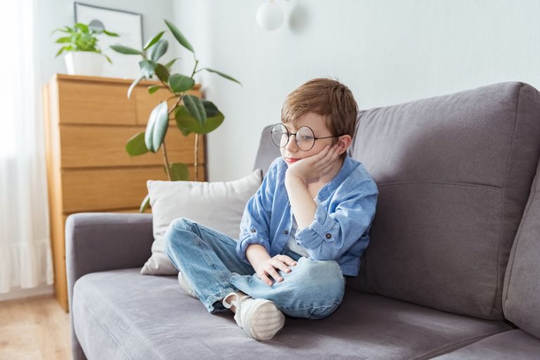 Enfant seul à la maison : ce que dit vraiment la loi en France
