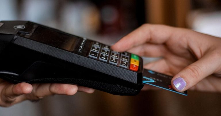 La carte bancaire à empreinte digitale s'impose dans les banques françaises