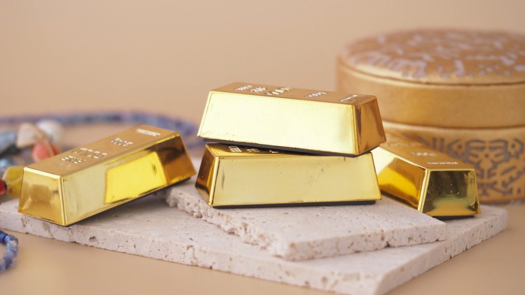 Gold bars shown with nearby decorative items Drôme : des ouvriers dérobent 635 000 € en lingots d'or chez un retraité de 86 ans