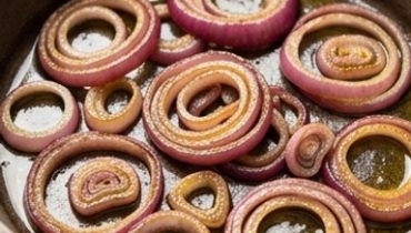 oignons-rouges-sautes-a-l-huile-d-olive-la-recette cover