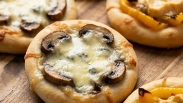 pizzettes-fromageres-aux-champignons-et-poivrons-l cover