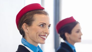 Pourquoi les hôtesses de l'air vous disent toujours "bonjour" à la porte de l'avion