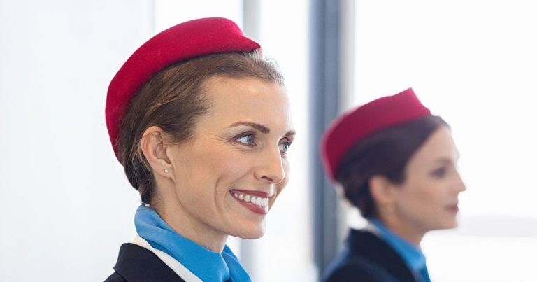 Pourquoi les hôtesses de l'air vous disent toujours "bonjour" à la porte de l'avion
