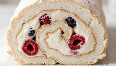 Roulade de Meringue Maison : Le Dessert Aérien qui Épate Tout le Monde