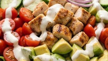 salade-poulet-avocat-fraiche-rassasiante-et-prete- cover