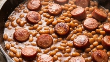 saucisses-et-haricots-mijotes-le-comfort-food-amer cover