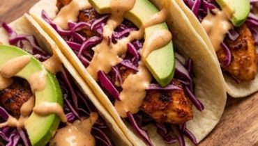 Tacos au Poulet Chipotle, Slaw Pomme-Chou Rouge et Sauce Crémeuse Maison
