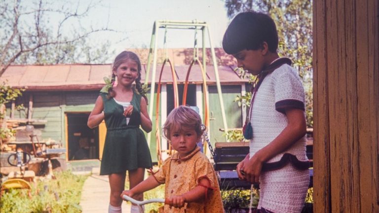 Un pull Playboy à 7 ans : quand les années 80 consommaient sans se poser de questions