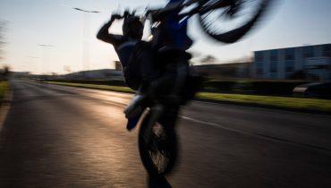 Yvelines : rodéo urbain sans casque, nuit de violences à Ecquevilly